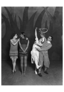 Abiti da scena firmati Coco Chanel per il balletto "Le Train Bleu", Balletti Russi, 1924, Parigi, Théâtre des Champs-Élysées. https://www.impulsicreativi.it/