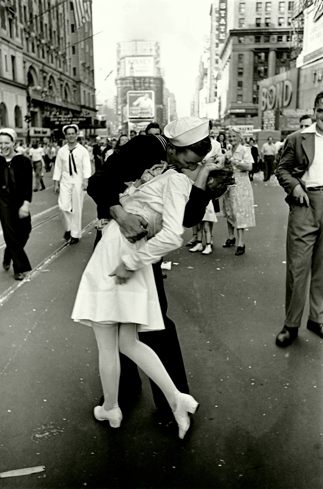 Alfred Eisenstaedt,Times Square, Camera Torino Impulsi Creativi https://www.impulsicreativi.it/