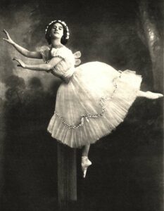 La ballerina Anna Pavlova, nel balletto "Paquita", che indossa un paio di scarpette da punta https://www.impulsicreativi.it/